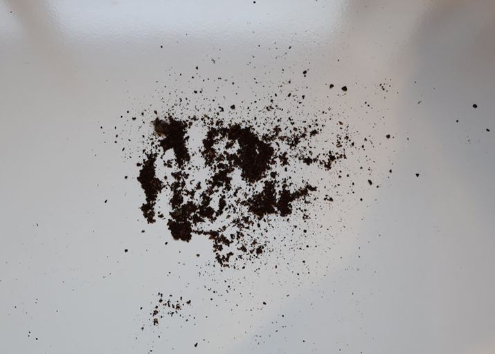 bN̒I̓cbƂX`[BR[q[̕UĂꏊ̐^񒆂ʂ悤ɋzĂ݂Ɓcc