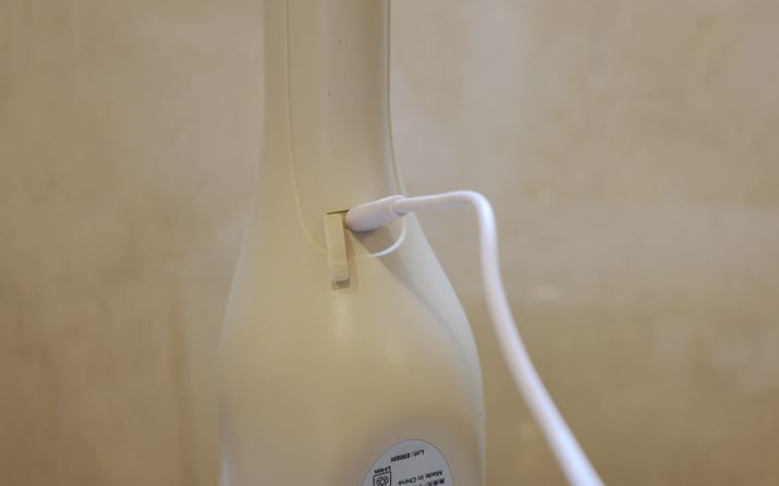 [d͖{̗ɂA[q`USB Type-bBJo[Ă̂́Az鐻i炩BtP[uڑƁAvOĂ܂̂CɂȂ