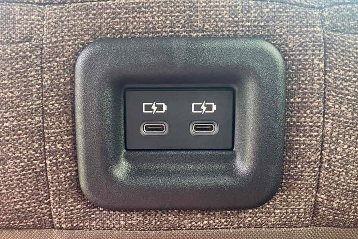 㕔Ȃɂ͏[dpUSB|[giType-Cj2A1͎qǂ̃^ubgpŁA1̓X}z̏[dȂǁAgł̂ꂵ|Cgł