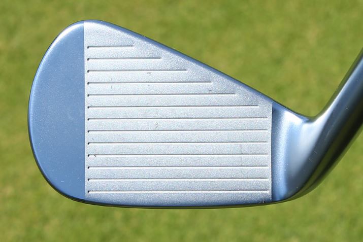 Ԏ育ƂAI݌vuAItbVtF[Xv̗pBfނ́A4`5Ԃɂ̓J[y^[455X`[A6Ԉȉ͓SJ[{X`[gĂAɋÂ݌vł