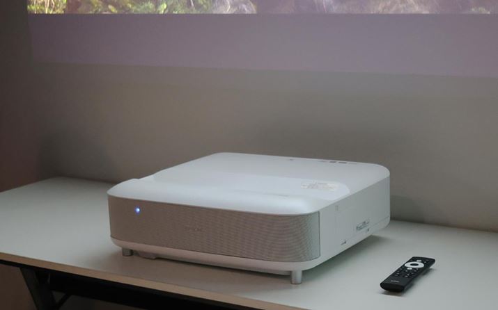 Ǎۂɐݒu΁AǖʂXN[ɑʉf𓊎ʂłuEH-LS650vBʐ^͖{̐F́uEH-LS650Wv