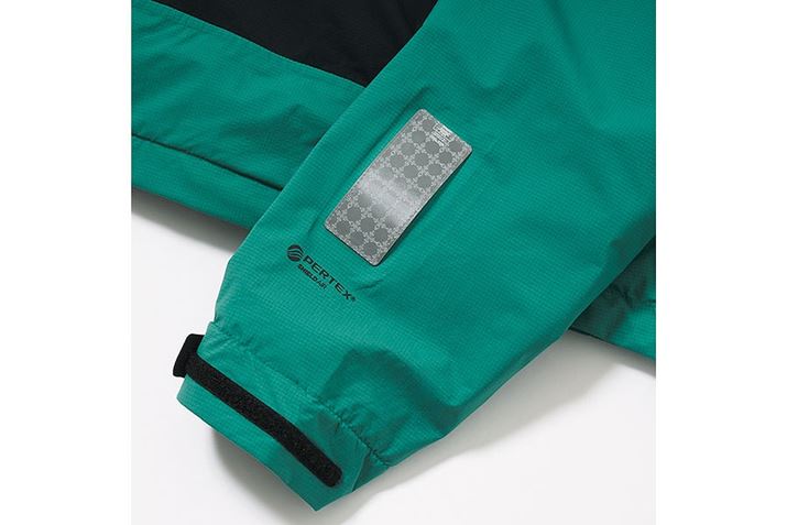 OɕtĂ傫ȃtN^[́AԂɎF߂Ă