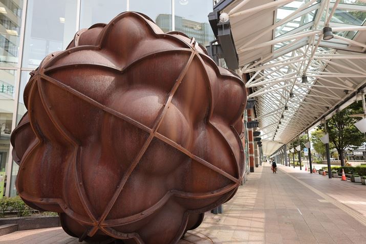 wOɂ͕svcȃIuWFBA[giłBhƖɒuĂ銴ĂBwwʂȂǂɂ́Ai_݂ĂāA͂Ŕʑ̂ƂĂʔłEOS R6 Mark IIARF24mm F1.8 MACRO IS STMAvOAEAF4.5A1/200bAISO100A-0.3EVAzCgoXFAsN`[X^CFfBe[dBeʐ^i6000×4000A10.6MBj