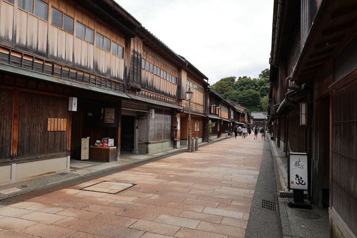 ЂXɈړĂ܂Bv̒X͐̋łBЂX́AR̒X̒ŋK͂ł傫łBKꂽƂ͐lȂÂтł܂EOS R6 Mark IIARF24mm F1.8 MACRO IS STMAvOAEAF5.6A1/250bAISO100A-0.3EVAzCgoXFAsN`[X^CFfBe[dADPP4Ō