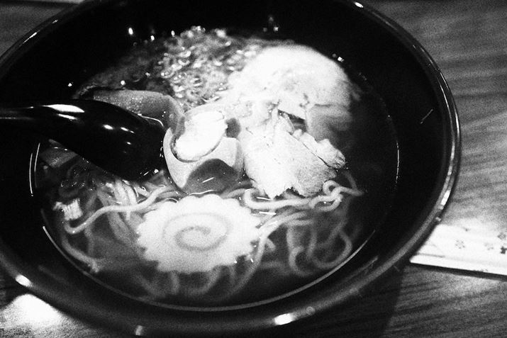 XR̉e󂯂ȂA[BeBȂǖkŗLȂ̂́u8Ԃ[߂vƂ؃[̃`F[Xƒn̐lɂ̂łA͋sŐHׂʂ̏ݖ[B炸EOS R6 Mark IIARF24mm F1.8 MACRO IS STMAiDAEAF3.2A1/60bAISO1600AzCgoXFI[gi͋CDjAsN`[X^CFtmNBeʐ^i6000×4000A7.7MBj