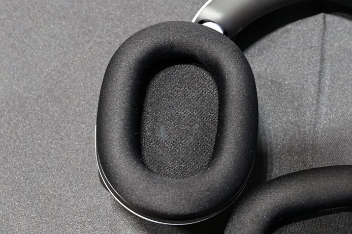 nEWO͏ȂĂ邪A܂C[pbh̋Ԃ́uINZONE H7vƓ̗eςmۂBȂ݂ɁAC[pbh̑fނ́uINZONE H7vlɂ炳ƂG̃iCfނƂȂĂ