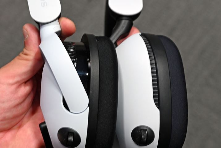 ͂̂TEh邽߁AnEWO㕔̃_NgŒRg[ƂAv[`́uINZONE H7vƋʂAuINZONE H5vł̓nEWȌ^ɔA_Ng̈ʒu኱ύXĂ