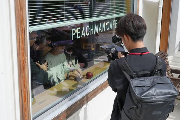 `[I̎Be̗lqBJtF̒łȂ̊OBeĂ