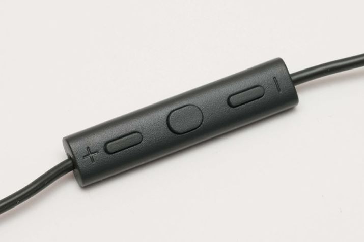 P[u̓rɃRg[[𓋍ځBwʂɂ̓}CNĂ܂