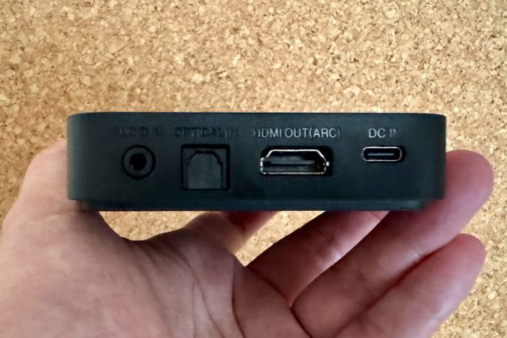 M@̔wʃC^[tFCXBerƂHDMI/ARCł̐ڑz肳Ă邪AfW^[qpӂĂ