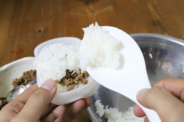 肨ɂƂ́A܂т𔼕l߂Ă𒆐SɓāAĉт𕢂悤ɐ܂B~ċꂷƂɂ肪̂ŁAقǂقǂ