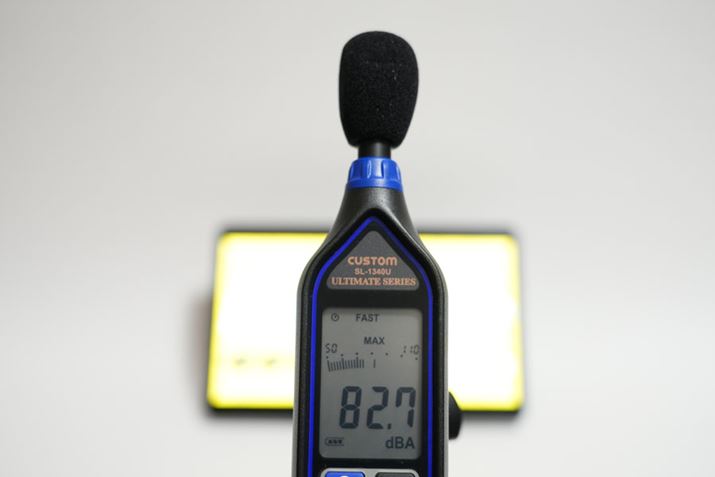 YouTubeAvŁuI[obNvő{[ōĐƂAő剹82.7dBAL^BƂI[fBIR|ɂȂ鉹ʂł