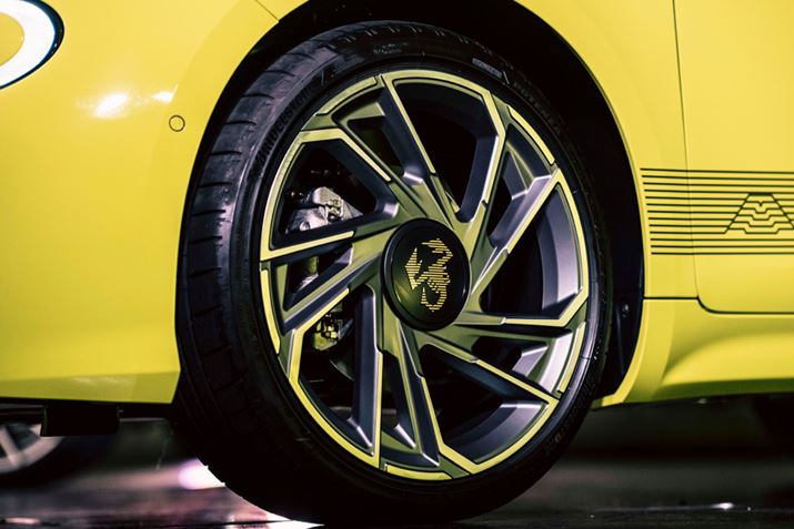 18C`̃_ChJbg ACzC[́AT\̒܂CXpCAꂽfUC̗pĂ