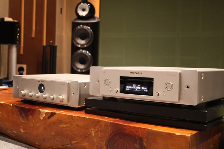 D&Mz[fBOX̎ōsꂽBXs[J[Bowers & Wilkinśu801 D4v