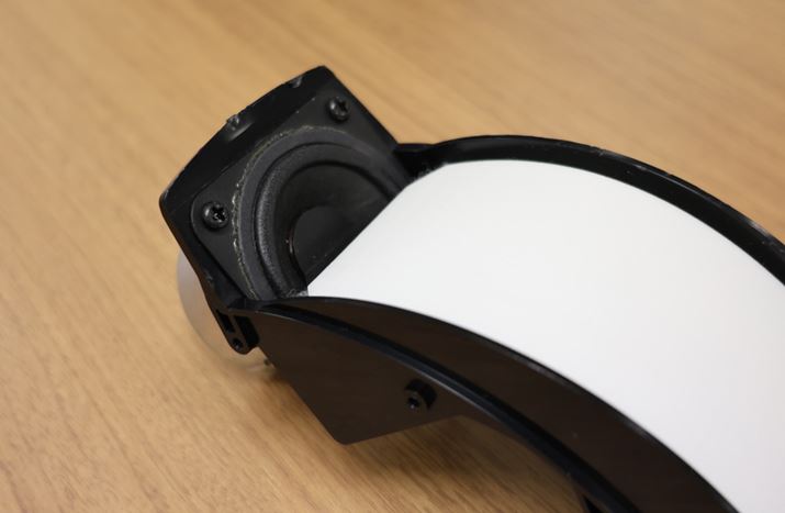 IS[̑ƂȂ鉹̔50mm̃R[^jbgitWjBɊƔ閧̑fނgtB̂悤ȋȖʐUڍāAЂƂ̃Xs[J[ƂĂBȖʐU̉ɂ͖Ȃ̋zނ̂悤Ȃ̂ĂāAx̖ʂĂ