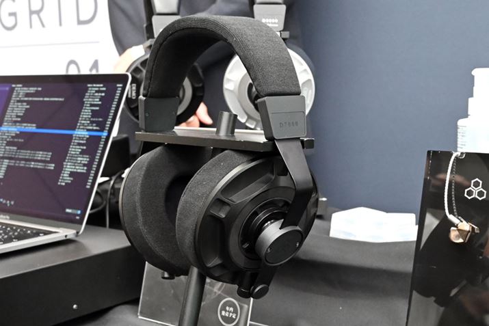 LwbhzuD7000vBhCo[jbgߋɂwbhzŉۑƂȂ鎨̔Ώ̐ɂƂȂey邽߁Ap̃fBt[U[gpV\𓱓BwbhohƃC[pbhɂ́AuD8000 Pro Limited EditionvɂgĂafނ̗pBi35`40~z肵ĂƂ̂