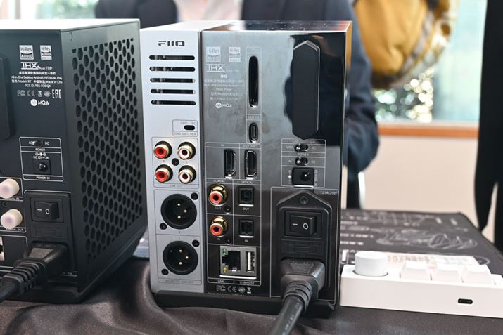 FiiOuR9v̔wʁBARCΉHDMI[&#12070;ڂꂽƂŁA܂łɂȂVgł