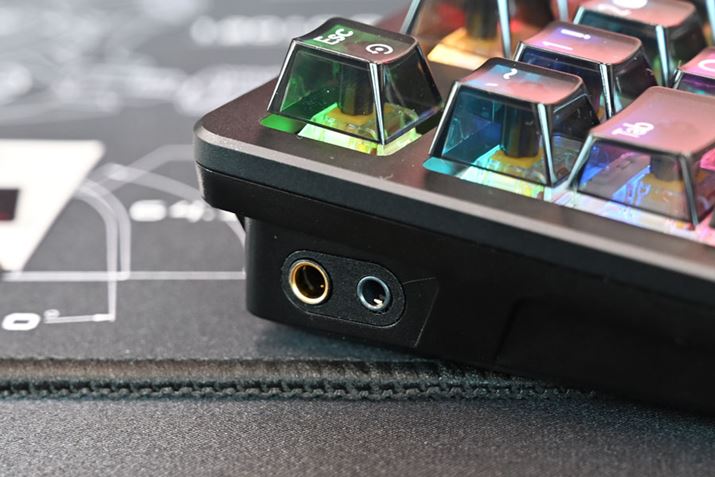 wbhzo͖͂{̍ʂɗpӁB3.5mmo͂4Ƀ^CvŃ}CNt̃Q[~OwbhZbgȂǂڑł