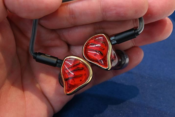 _Ci~bN^ABA^AÓd^Ad`Ƃ4ނ̃hCo[𓋍ڂUnique MelodyuMEST MKIII CFvBu[Xł͍WJĂȂbhJ[̃fW