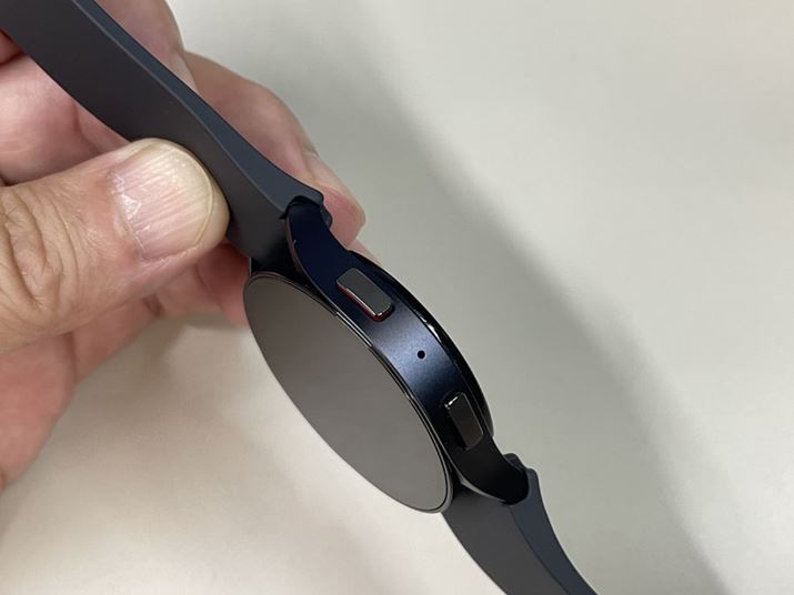 {̉Eɂ̓z[{^ijƖ߂{^ij𓋍ځB2̃{^́A2񉟂ⒷȂǁA{^̉ɂċ@\̃V[gJbgo^ł܂