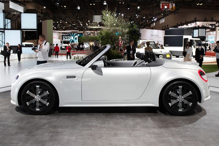 urW RyṽTChfUCBtF_[̃{[ȂǂAX|[cJ[ł邱ƂfUC