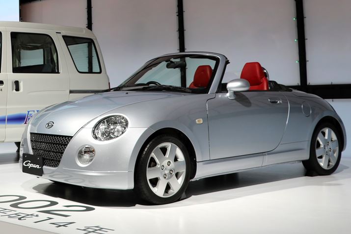 2002NɔꂽuRyv́ǍyԂƂĂ͏̓dJ[t̗pA{iIȃI[vX|[cJ[Ƃēoꂵ