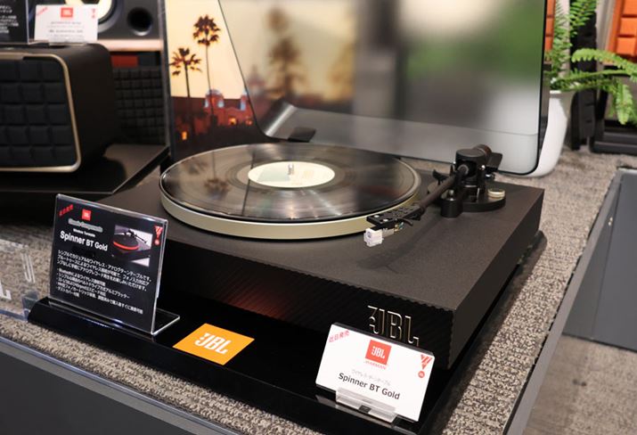 n[}C^[iVĩu[Xł́AJBL̃AiOR[hv[[uSpinner BT GoldvȂǂWꂽBtHmCRCU[ABluetoothΉƂS҂ɂg₷dl