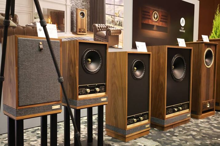 NVJȃfUCڂ䂭FYNE AUDIOit@CI[fBIj̃Xs[J[uVintagevсuVintage ClassicvV[YBɍAgɂ͍ŐVeNmW[l܂ĂāA͂胏ChWBقɂ͂Ȃ͓IȃV[Y