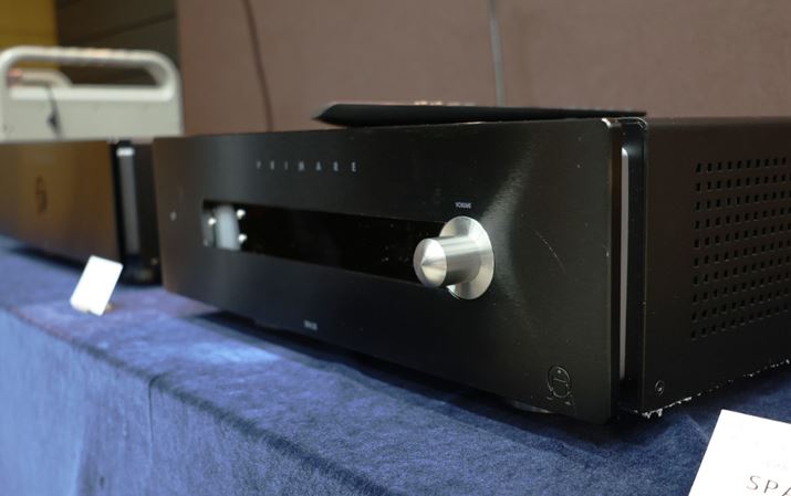 XEF[fPRIMAREivC}[j8chp[AvuA35.8vׂ̗ɒuĂ̂́A9chAvAVAvuSPA25vBDolby AtmosADTS:X̃fR[hΉiAuro-3D͔ΉjAő11.1chvZbVOΉiőu7.1.4vVXeΉjA␳@\ƂāuDirac Livevg邱ƂȂǂBQlWƂ̂ƂŁAz艿i100~Oオ܂