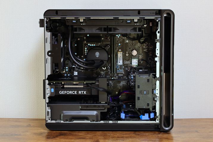 ➑̃TCY͏Ȃ܂AǵuAlienware Aurora R15vƓB̓XbLĂAgƂ₷