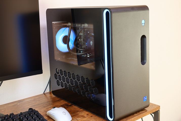 ʁiNATChplj̎OɃ[vLED𓋍ځBȃNATChpl̓t@Ă̂܂Bڗ܂񂪁AOʂ̓d{^iFl̊^jɂLEDgݍ܂Ă܂