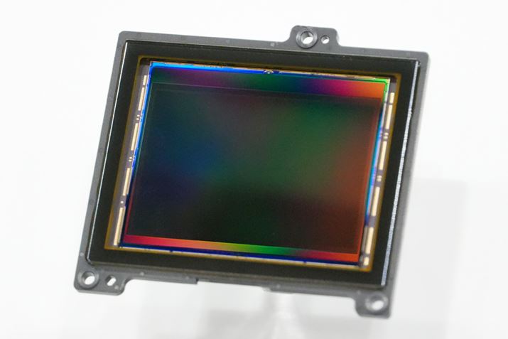 u9 IIIvڂAO[oVb^[̎BfqB[tTCYϑw^CMOSZT[uExmor RSvŁALf͖2460fBx͐Î~EƂISO250`25600ɑΉiÎ~͊gISO125`51200ɑΉj