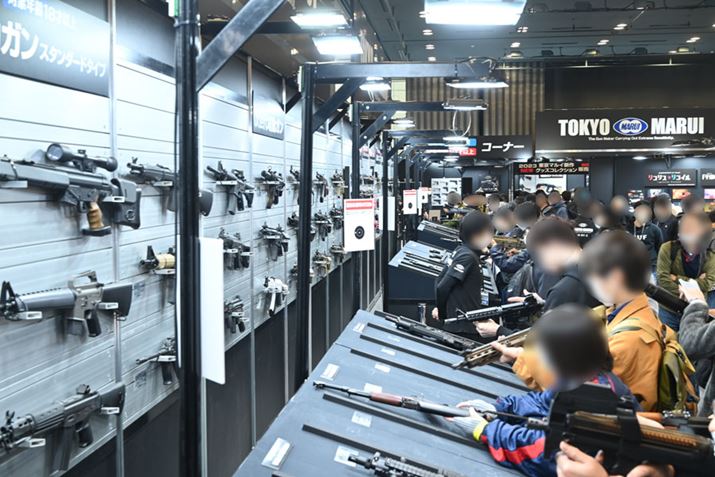 Cxg͂ɂ̋͗lłA10̊J꒼ォ瑽̐lłɂĂ܂