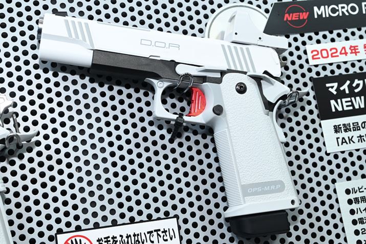 uHi-CAPA White D.O.RvBƂĂzCg̃J[OۓIł