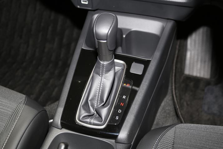 VtgÕJbvz_[́AݕȂǂɐGۂɃVtgmuƊAoۂɎwȂ悤ɊJLȂǂׂ̍ȔzȂĂ