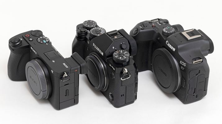 3ׂĂ݂Bu6700vuX-T5vuEOS R7vBRpNgȂ̂́u6700vAObv̈₷́uEOS R7vɕ