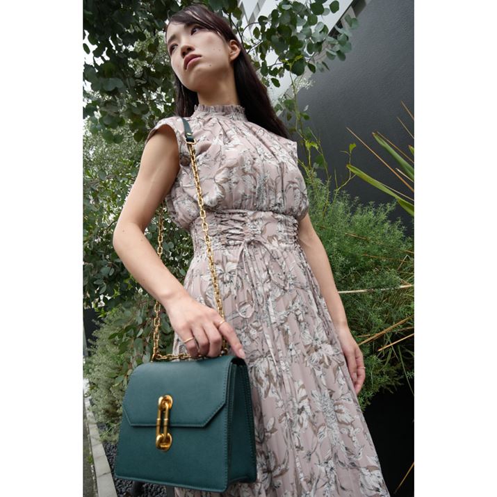 [AOʎӂɊzuĎBeBoĂ邽߁A\}݂̂ӎȂCyɎBeɗՂ߂郿6700AE18-135mm F3.5-5.6 OSSA18mmi35mmZ27mmjAF5A1/125bAISO400AzCgoXFܓVANGCeBubNFPTBeʐ^i4128×6192A17.9MBj