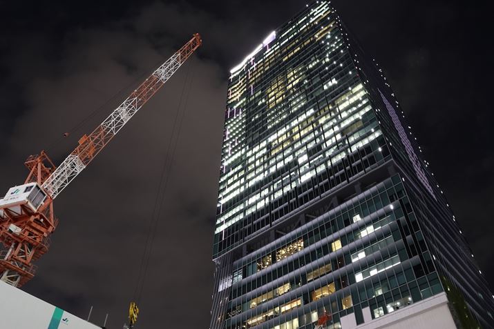 Vb^[Xs[hPbłN[wrԂꂸɎʂĂEOS R7ARF-S18-150mm F3.5-6.3 IS STMA18mmi35mmZ27mmjAF8A1bAISO500AzCgoXFI[gi͋CDjAsN`[X^CFX^_[hBeʐ^i6960×4640A9.3MBj