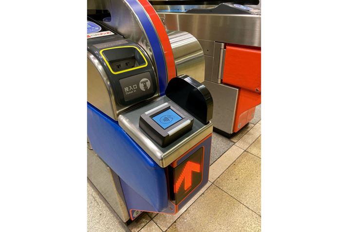 snS̃^b`ςɑΉD@BʌnICJ[h̓ǂݎ蕔̎OɐݒuĂ܂iʐ^͎OZFJ[h񋟁j