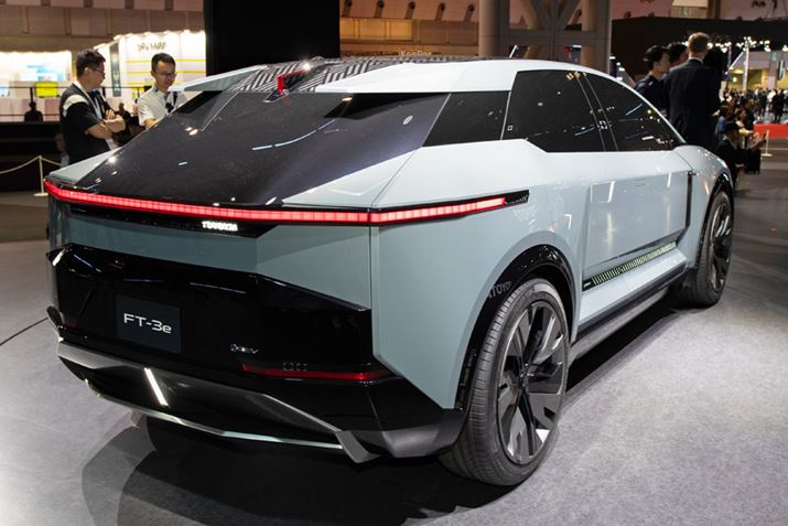 uFT-3ev͈ʓISUVƂ͈قȂA{fB̑傫Ȃ炩ȃGNXeAI