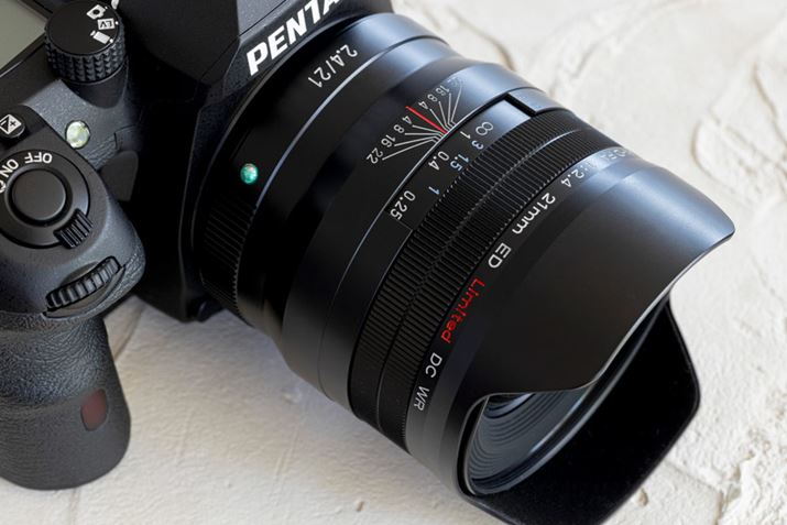 ɎgpLpYuHD PENTAX FA 21mmF2.4ED Limited DC WRvBAPS-C@ɑƁA35mmZŏœ_32mm̉pɂȂ܂BA~ȍdfUC悢łBGĂ邾łʐ^BꂻȋCɂȂ܂