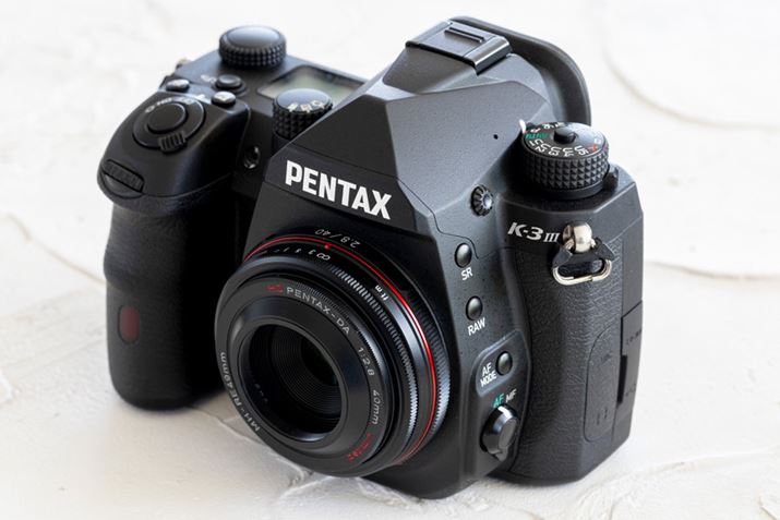 gp1{B35mmZŏœ_61mm̉pɂȂuHD PENTAX-DA 40mmF2.8 LimitedvBdʖ89gőS킸15mm̃pP[LYłBCyȃXibvɍœKŁA|PbgɔE΂Ă̂ɂsb^