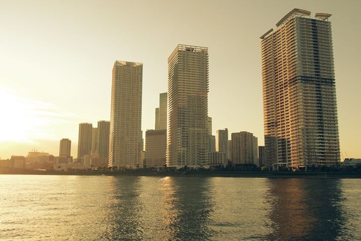 PENTAX K-3 Mark IIIAHD PENTAX FA 21mmF2.4ED Limited DC WRAvOAEAF6.3A1/320bAISO200A+0.7EVAzCgoXFܓVAJX^C[WFGoldBeʐ^i6192×4128A12.8MBj