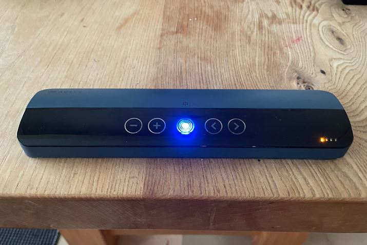 70mm̖C̃_CjOe[uɁB̃Ebhx[X͂oĂ܂BAe[u̐^񒆂ɒuƋUȂ̂Aʂ܂Ƃ܂Ă܂܂