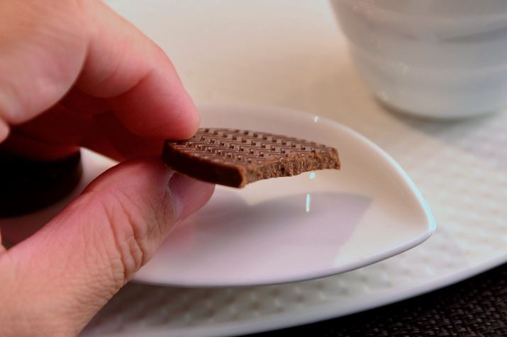 ܂₩Ȍǂ̒ɁAӂꂽR[q[̑݊B̃^b`́Ar[gDo[̃`R[gƋ߂̂܂