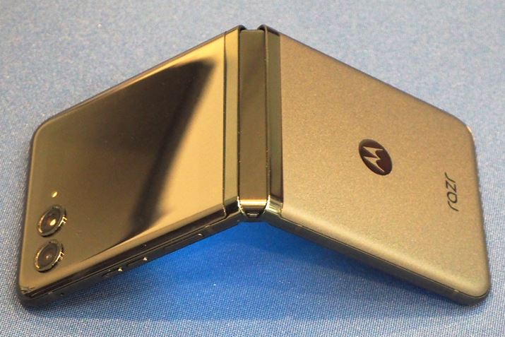 g[EreB܂肽݃X}[gtH̍ŐVfumotorola razr 40 ultrav𓊓Bwʂɖ3.6C`̑ʃfBXvC𓋍ڂA܂܂ȃAvpł̂