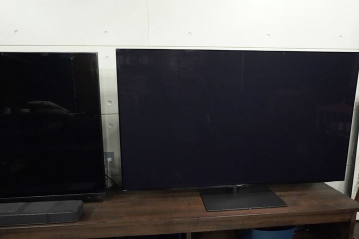 uAQUOS QD-OLED FS1v͓dIt̏ԂO[iʐ^͓ɋ߂Ȃ悤ɒς݁j