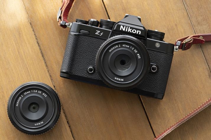 ̑_J́AtTCY~[XuZ fvƁuNIKKOR Z 40mm f/2iSEjvuNIKKOR Z 28mm f/2.8iSpecial Editionjv̒Pœ_Y2{BuZ fv́AjR̃tBJ\჌tuFM2vɃCXs[V𓾂ăfUCꂽfBNVJȊOςƍŐV̉fZpZAɎ邾ŎB邱Ƃւ̊Ҋ߂ĂJł