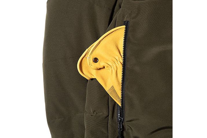 ̃|PbǵAObvXj[̑㖼ł郌U[O[u傫߃TCY