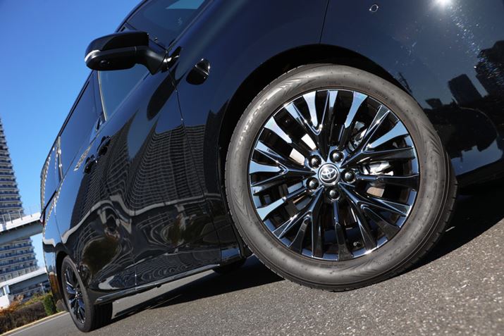 uFt@CAvɂ͑S225/55R19^CĂBzC[̃fUĆAuZ PremiervƁuExecutive LoungevňقȂi摜́uZ Premiervj